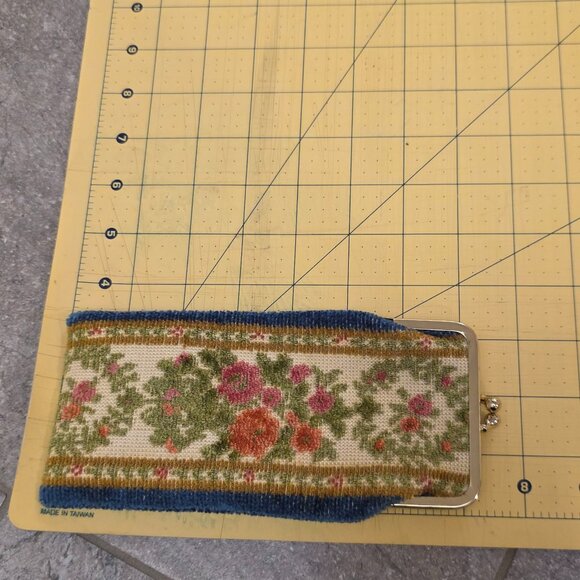 Vintage Needlepoint Purse Floral Metal kiss Clasp & Frame Coin Purse - Picture 5 of 5